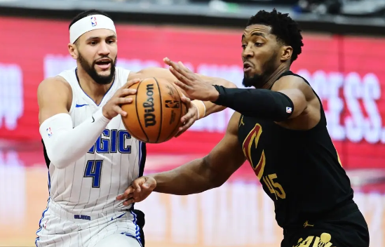 攻占天王山!骑士拆穿魔术 小莫布里关键大帽&班凯罗39+8 攻占天王山!骑士拆穿魔术 小莫布里关键大帽&班凯罗39+8