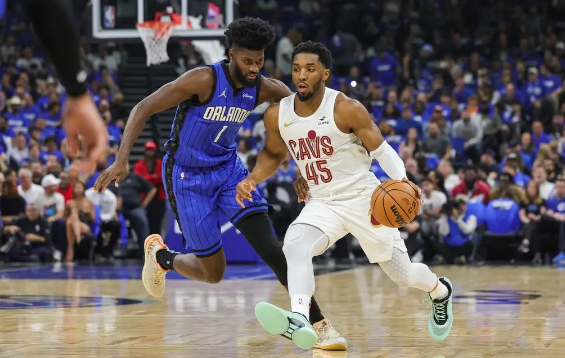 首个抢7!魔术击退骑士 米切尔空砍50&包办末节全18分 首个抢7!魔术击退骑士 米切尔空砍50&包办末节全18分