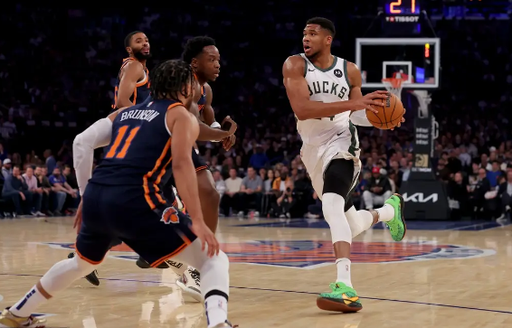 字母哥24+12 唐斯32+11 利拉德19+6+6 雄鹿惨败开局2胜7负 字母哥24+12 唐斯32+11 利拉德19+6+6 雄鹿惨败开局2胜7负