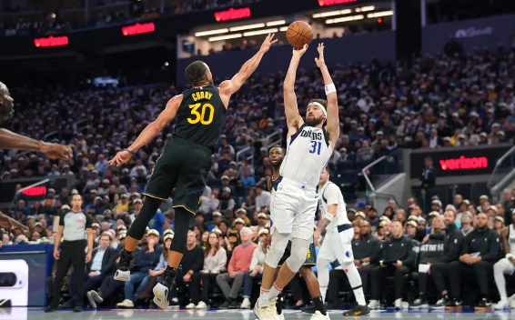 库里37+9克莱回家22分 勇士120-117擒独行侠NBA杯开门红 库里37+9克莱回家22分 勇士120-117擒独行侠NBA杯开门红