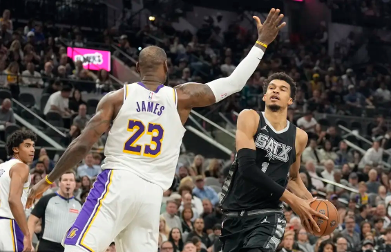 詹姆斯三双再创新纪录 浓眉40+12 文班28+14 湖人拔刺取4连胜 詹姆斯三双再创新纪录 浓眉40+12 文班28+14 湖人拔刺取4连胜