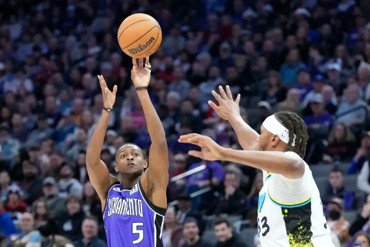 哈利伯顿14+8 西亚卡姆19+10 小萨17+21 步行者送国王4连败 哈利伯顿14+8 西亚卡姆19+10 小萨17+21 步行者送国王4连败