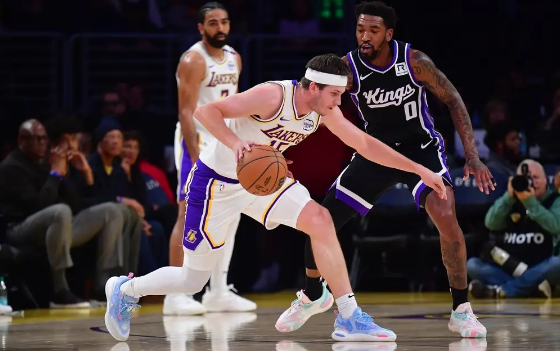 浓眉36+15+8 里夫斯26+16助 詹姆斯缺阵 湖人赛季横扫国王 浓眉36+15+8 里夫斯26+16助 詹姆斯缺阵 湖人赛季横扫国王