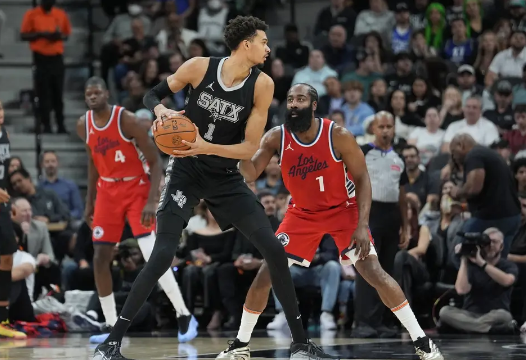 快船背靠背86-122惨败马刺 哈登17分5失误 文班27+9 快船背靠背86-122惨败马刺 哈登17分5失误 文班27+9