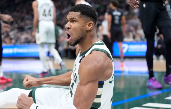 拉塞尔伤退 字母哥27+13+7 利拉德23+7 篮网胜雄鹿终结3连败 拉塞尔伤退 字母哥27+13+7 利拉德23+7 篮网胜雄鹿终结3连败