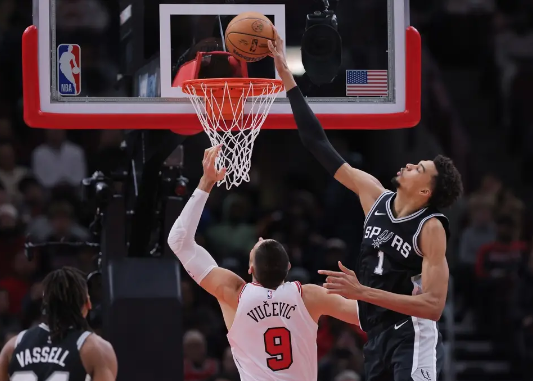 拉文35+10+8 怀特23分 文班23+14+8帽 公牛19分逆转马刺 拉文35+10+8 怀特23分 文班23+14+8帽 公牛19分逆转马刺