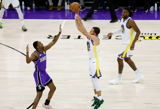 国王18分逆转勇士 德罗赞32+5 库里14+12&下半场2分3失误 国王18分逆转勇士 德罗赞32+5 库里14+12&下半场2分3失误