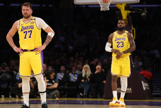 老詹26+11+7东契奇手感冰凉 黄蜂爆冷100-97险胜湖人 老詹26+11+7东契奇手感冰凉 黄蜂爆冷100-97险胜湖人