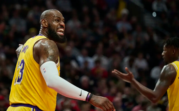 詹姆斯40+8里夫斯32分 东契奇缺阵湖人110-102胜开拓者 詹姆斯40+8里夫斯32分 东契奇缺阵湖人110-102胜开拓者