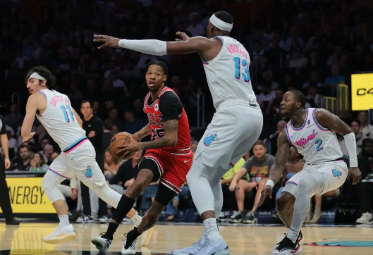 基迪26+10+12 维金斯22分 公牛6人上双17分逆转送热火3连败 基迪26+10+12 维金斯22分 公牛6人上双17分逆转送热火3连败