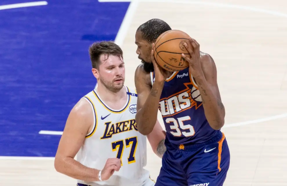 东契奇33+11+8 小里28+6 杜兰特&布克皆17中6 湖人终止4连败 东契奇33+11+8 小里28+6 杜兰特&布克皆17中6 湖人终止4连败