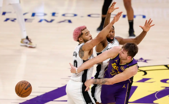 东契奇21+14+9里夫斯30分 湖人125-109轻取马刺两连胜 东契奇21+14+9里夫斯30分 湖人125-109轻取马刺两连胜