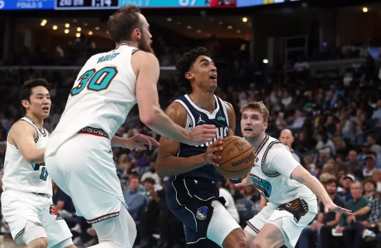 史蒂文斯31+6 巴格利25+11 加福德20+7 灰熊大胜独行侠